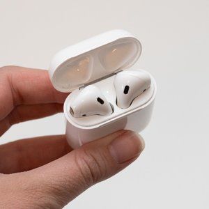 Apple AirPods with Charging Case (1st Gen), White – AS IS, READ DESCRIPTION